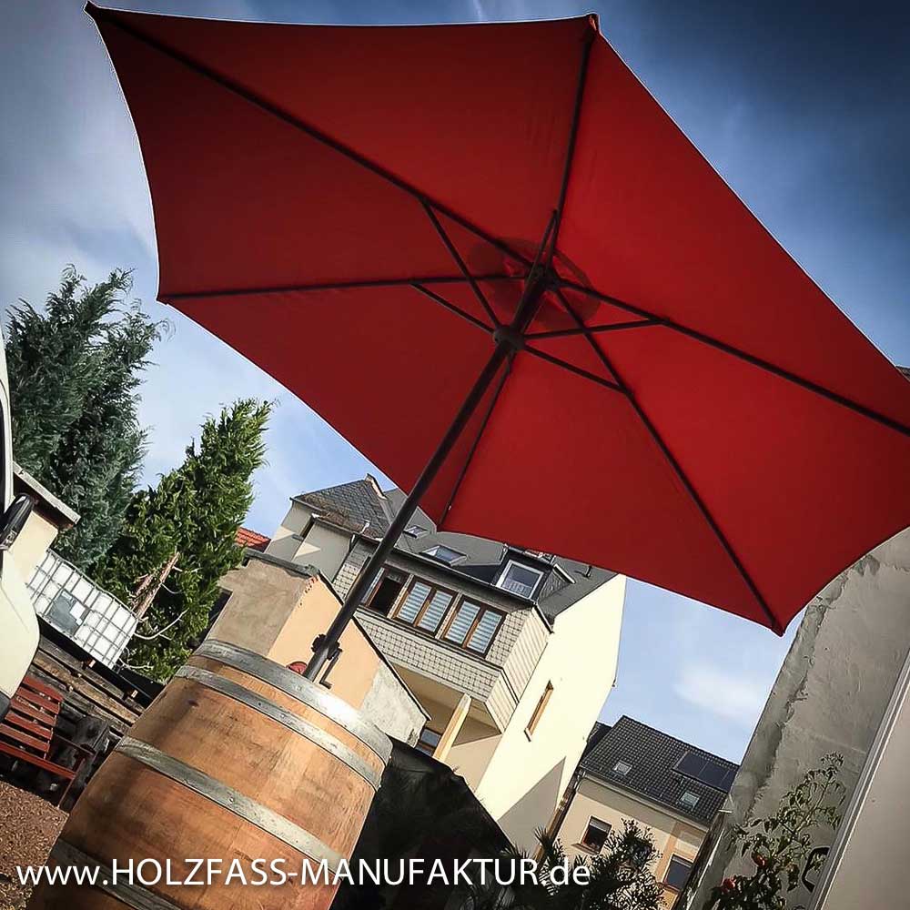 Weinfass als Stehtisch mit Sonnenschirm