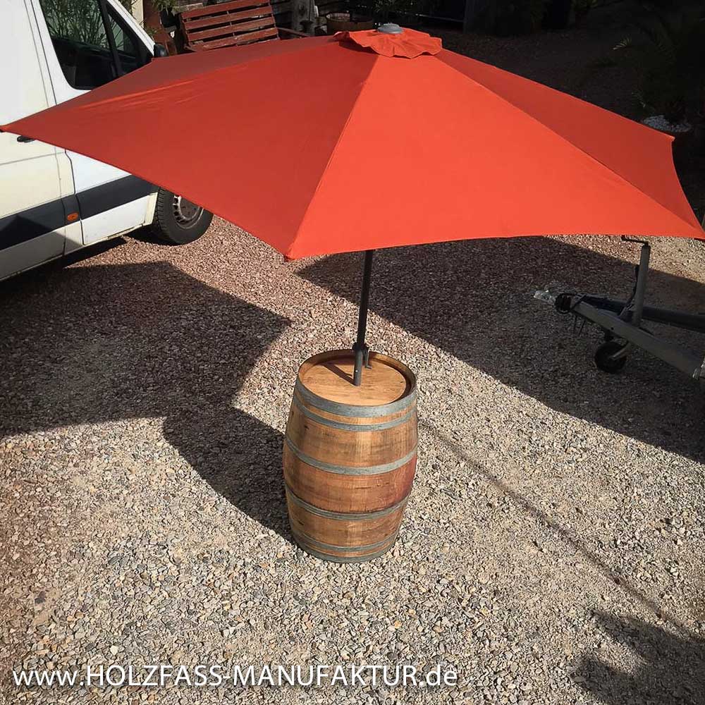 Weinfass als Stehtisch mit Sonnenschirm