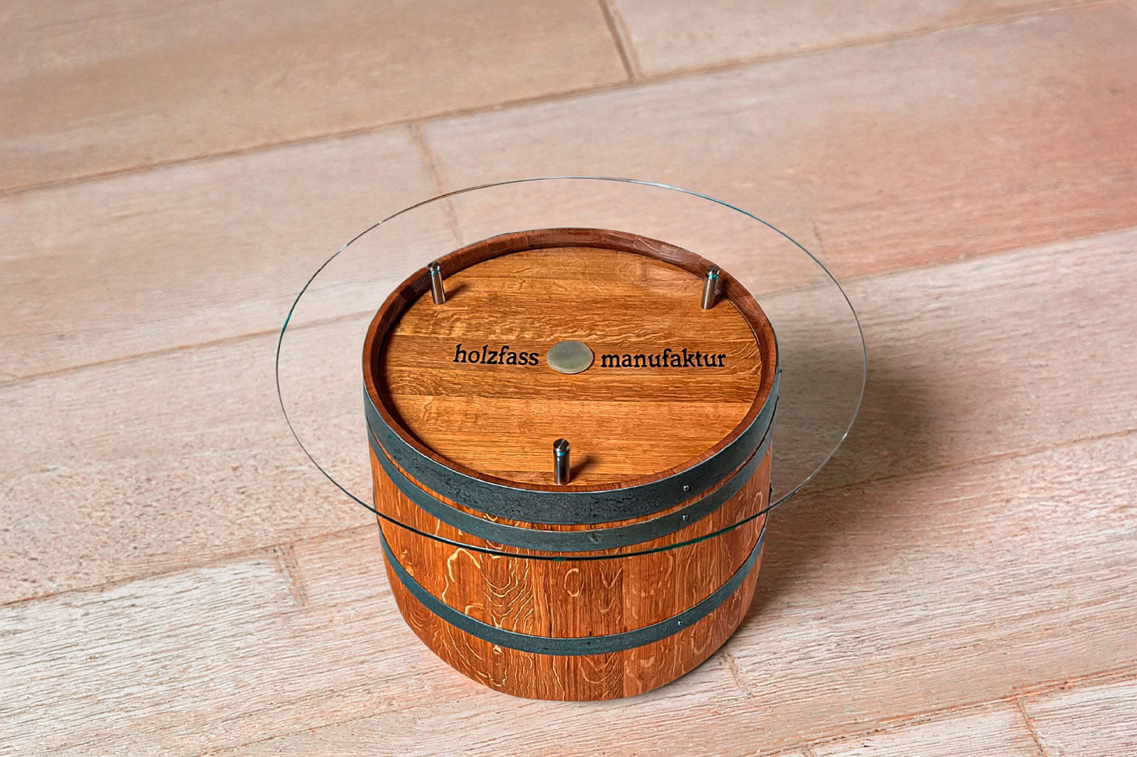 Fassmöbel mit Glasplatte