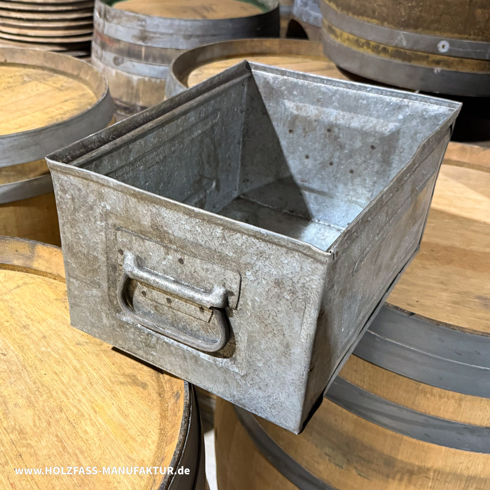 Alte industrielle Lagerbox aus Metall