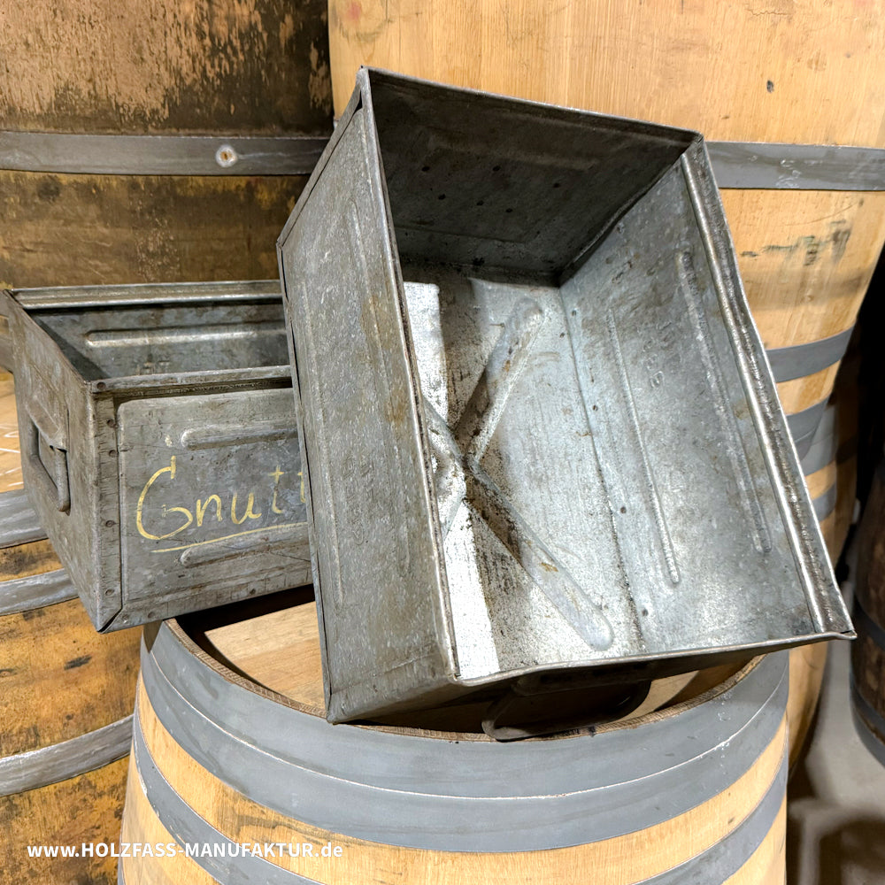 Alte industrielle Lagerbox aus Metall