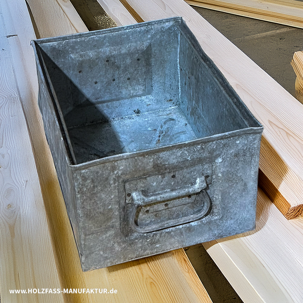 Alte industrielle Lagerbox aus Metall