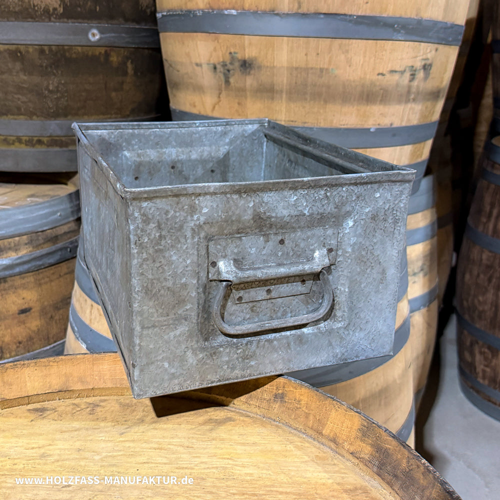 Alte industrielle Lagerbox aus Metall