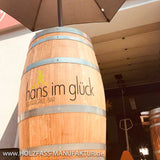 Weinfass als Stehtisch mit Sonnenschirm
