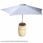 Weinfass als Stehtisch mit Sonnenschirm