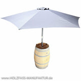 Weinfass als Stehtisch mit Sonnenschirm