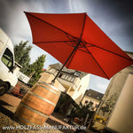 Weinfass als Stehtisch mit Sonnenschirm