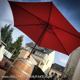 Weinfass als Stehtisch mit Sonnenschirm