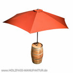 Weinfass als Stehtisch mit Sonnenschirm