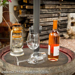 Weinfass als Stehtisch mit Sonnenschirm