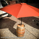 Weinfass als Stehtisch mit Sonnenschirm