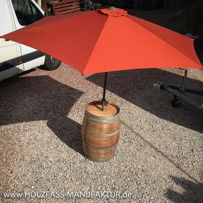 Weinfass als Stehtisch mit Sonnenschirm