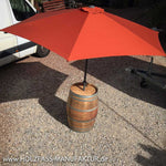 Weinfass als Stehtisch mit Sonnenschirm